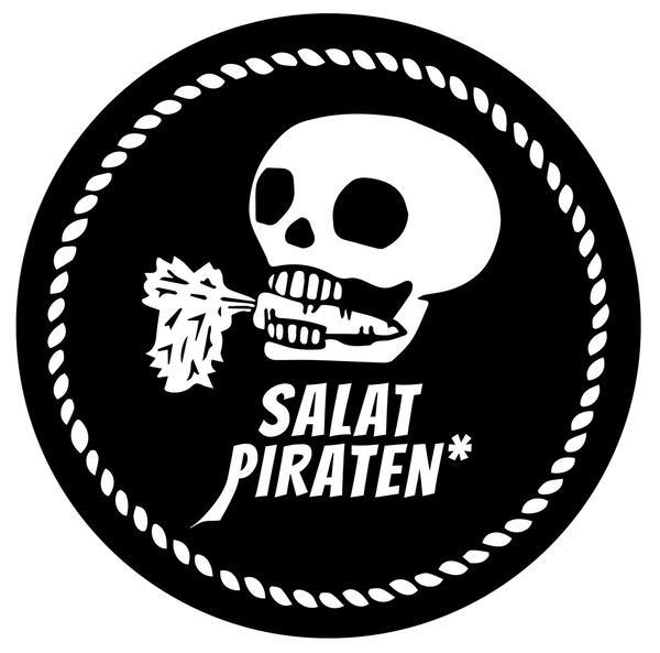 salatpiraten logo. a circular, black and white logo of a skull with a carrot in its mouth.